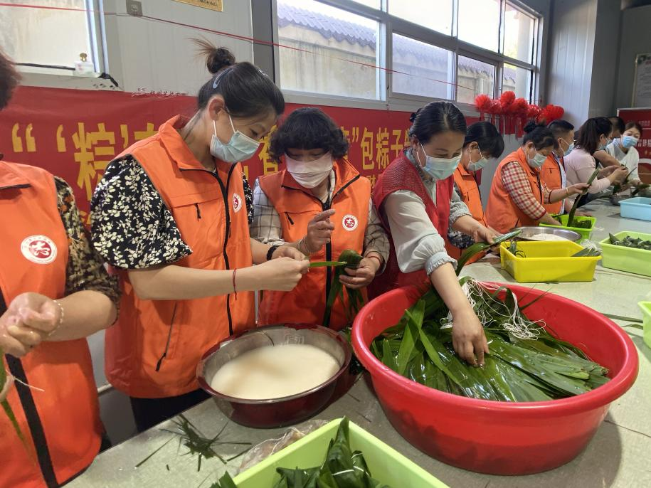 青口供電所黨支部聯(lián)合生產(chǎn)生活服務(wù)中心分會(huì)、黃沙坨社區(qū)，共同舉辦“悠悠艾草香 濃濃端午情”系列活動(dòng)。.png